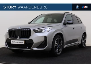 BMW X1 xDrive25e M Sport / Panoramadak / Trekhaak / Sportstoelen / Achteruitrijcamera / M Adaptief onderstel / Stoelverwarming / Parking Assistant
