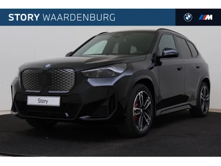 BMW iX1 eDrive20 M Sport / Panoramadak / Achteruitrijcamera / Sportstoelen / M Adaptief onderstel / Adaptieve LED / Stuurverwarming