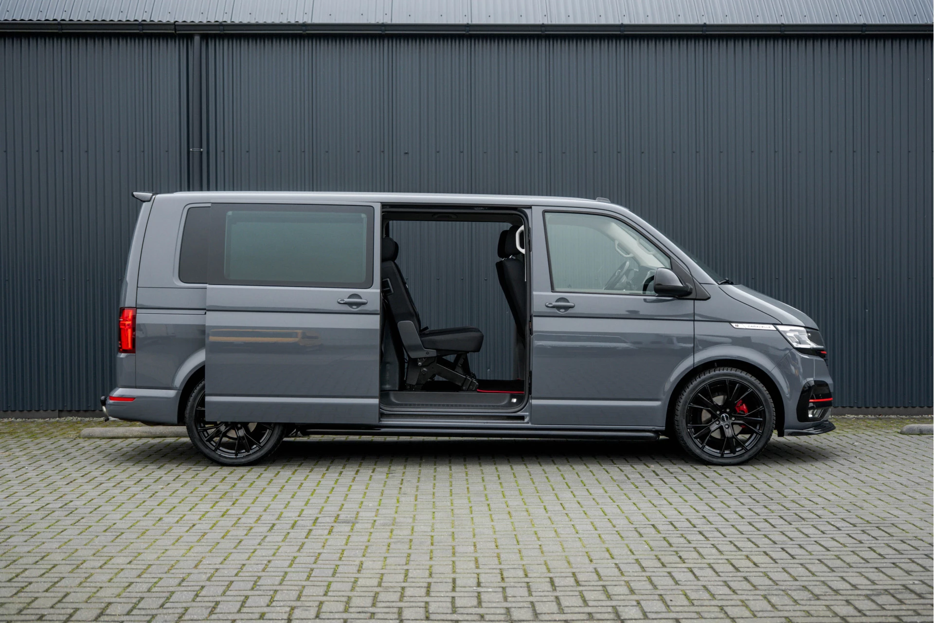 Hoofdafbeelding Volkswagen Carravelle | Automaat | Led | Camera | Carplay | Navi | Zijschuifdeur R+L | Adapt.Cruise | Trekhaak