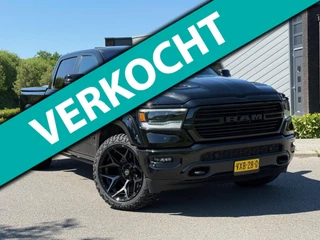 Hoofdafbeelding Dodge Ram Pick-Up Dodge RAM 1500 Pick up Laramie editie 4x4 Crew Cab Sport Night | Luchtveering | Pano | NAP |