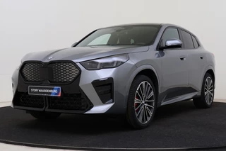 Hoofdafbeelding BMW iX2 BMW iX2 eDrive20 M Sport / Panoramadak / Trekhaak / Sportstoelen / Achteruitrijcamera / M Adaptief onderstel / Adaptieve LED / Parking Assistant / Comfort Access