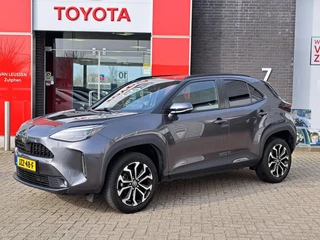 Toyota Yaris Cross 1.5 Hybrid 115 First Edition APPLE/ANDROID STOEL/STUURVERWARMING NAVI AD-CRUISE PRIVACY-GLASS 17"LM-VELGEN