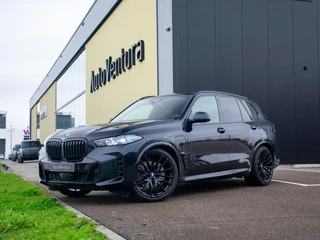 BMW X5 xDrive50e | Trekhaak | M Sport | Achteras besturing | Schuif-/kantel Pano | Softclose | Adapt. LED | Head-up | Stuurwielverwarming