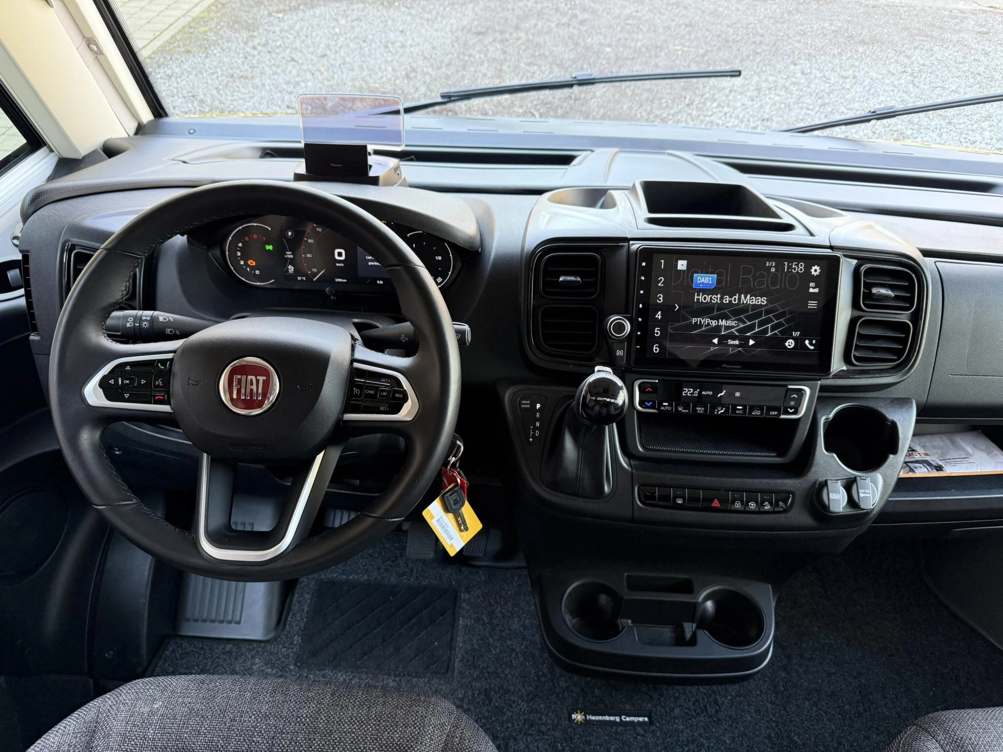 Hoofdafbeelding Knaus R12 700 MEG Live 3300Km. Nieuwstaat, zeer compleet