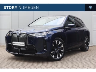 BMW iX xDrive45 M Sport / Trekhaak / Panoramadak Sky Lounge / Comfort Access / Soft-Close / Adaptieve LED / Harman Kardon / Parking Assistant Professional