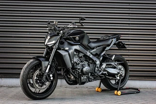 Hoofdafbeelding Yamaha MT 09 Yamaha Tour MT- 09 ABS 119PK 2025 NIEUWSTAAT / COMPLETE DOCUMENTATIE / CUSTOM SC EXHAUST / QUICK SHIFT / DIRECT RIJDEN / FULL