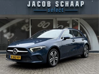 Hoofdafbeelding Mercedes-Benz A-Klasse Mercedes-Benz A-Klasse 250 e Business Solution Luxury / Keyless / Trekhaak (1.600KG) / Panodak / Camera / Elek. Stoelen /