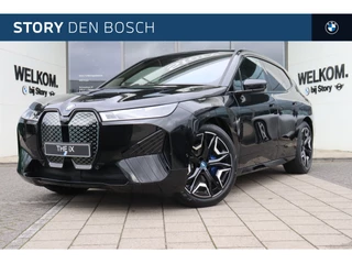 BMW iX xDrive50 High Executive / Sportpakket / Panoramadak Sky Lounge / Trekhaak / Active Steering / Soft-Close / Laserlight / Parking Assistant Plus / Multifunctionele Stoelen