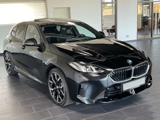 BMW 1 Serie 120 M-SPORT ** LED, TREKH, PANORAMA, 19-inch LMV, ACC, M-ONDERST, EL. A-KLEP ** 1e EIG - Ex BMW-AG ** ** INFORMEER OOK NAAR ONZE AANTREKKELIJKE FINANCIAL-LEASE TARIEVEN **