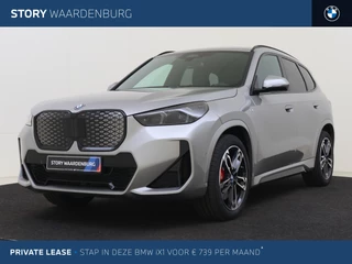 Hoofdafbeelding BMW iX1 BMW iX1 eDrive20 M Sport / Panoramadak / Trekhaak / Sportstoelen / Adaptieve LED / M Adaptief onderstel / Comfort Access / Parking Assistant