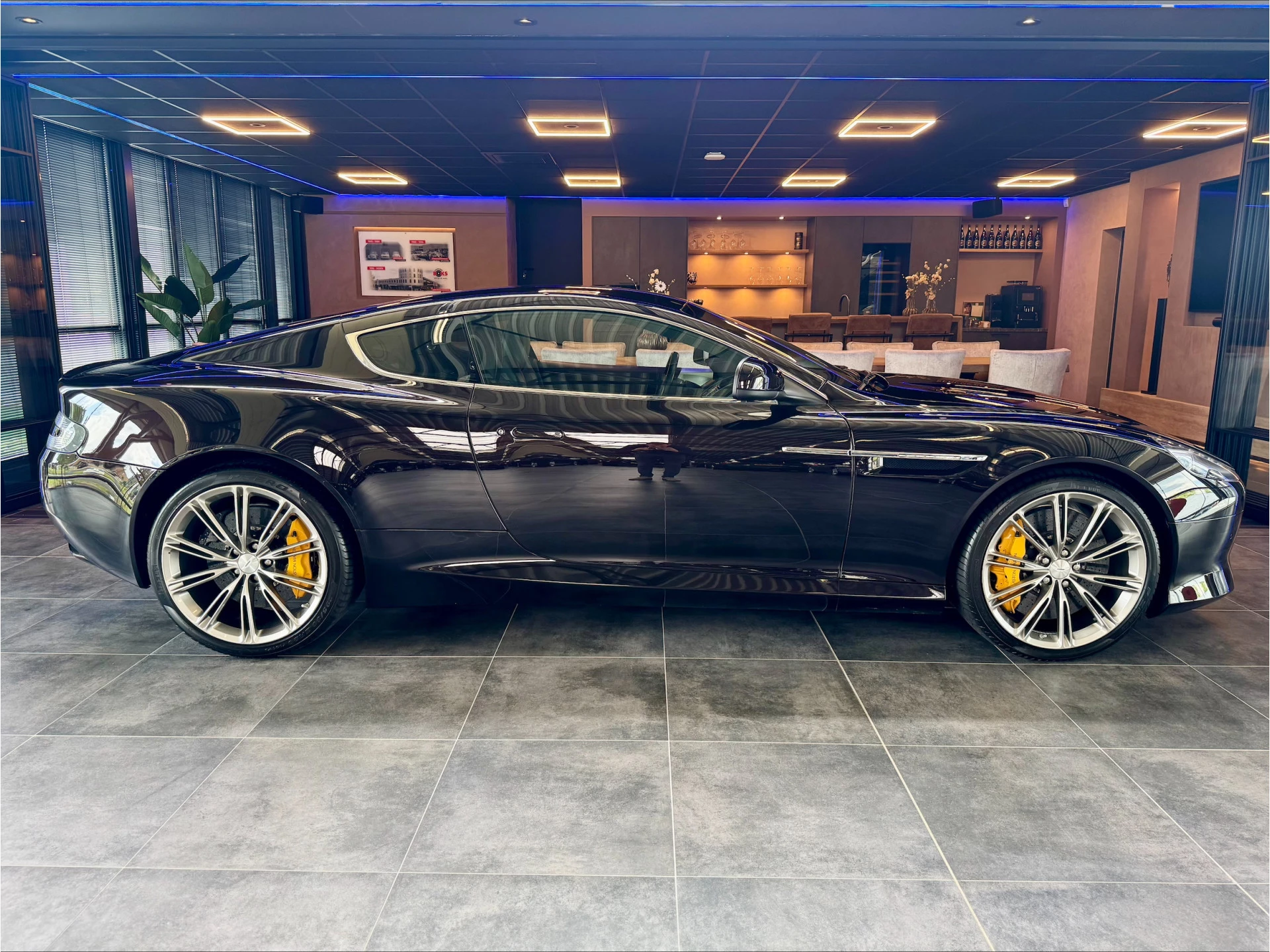 Hoofdafbeelding Aston Martin V12 Virage