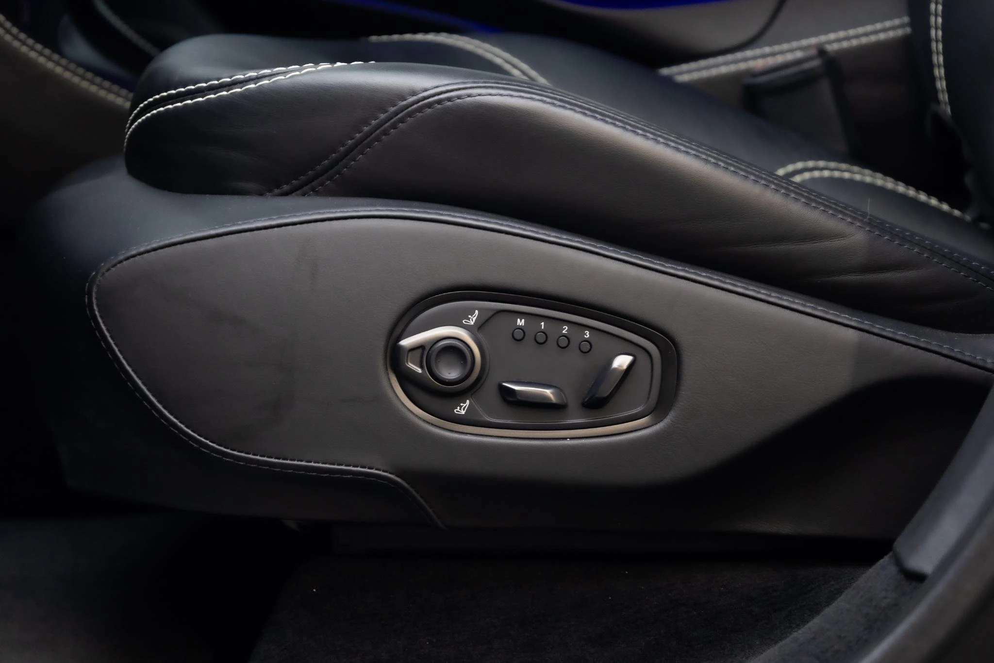 Hoofdafbeelding Aston Martin DBX