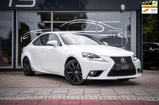 Hoofdafbeelding Lexus IS Lexus IS 300h Edition|Aut|Camera|Cruise|Stoelverw|Lane assist|DAB|Voorruit/stoelverw|Navi|Climate