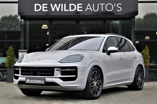 Hoofdafbeelding Porsche Cayenne Porsche Cayenne 3.0 S E-Hybrid SportDesign 520pk Krijt Pano SoftClose Trekhaak Head-up InnoDrive Keyless 360-camera Bose