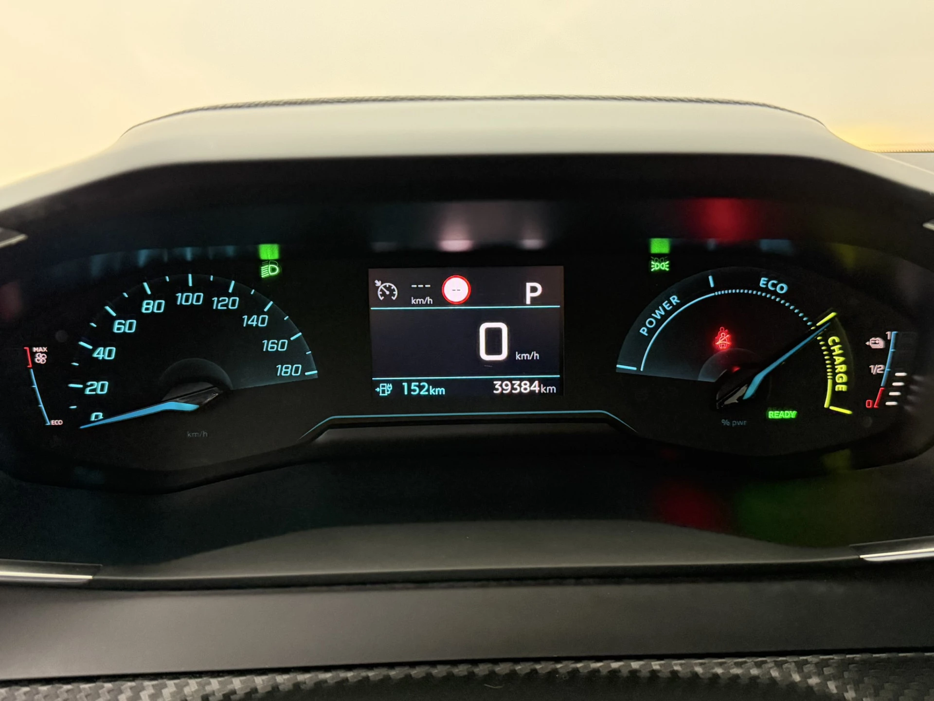 Hoofdafbeelding Peugeot e-2008