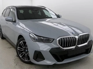 BMW 5 Serie Touring 520iA M-SPORT ** ADAPT. LED, LEDER, PANORAMA, TREKH, H&K SOUND, DR. ASS+ ** 1e EIG - UNFALLFREI ** ** INFORMEER OOK NAAR ONZE AANTREKKELIJKE FINANCIAL-LEASE TARIEVEN **