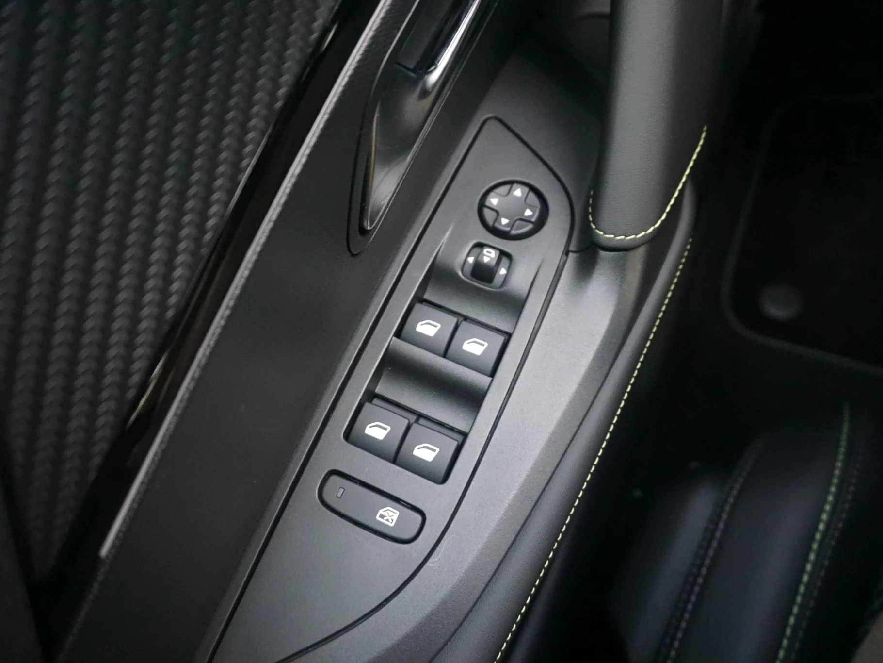 Hoofdafbeelding Peugeot e-2008