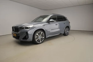 BMW iX1 xDrive30 | M-Sportpakket | LED | Leder | HUD | Panoramadak | Elektr. zetels | Keyles go | DAB | Harman-kardon sound | Alu 20 inch