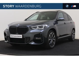 BMW X1 xDrive25e High Executive M Sport Automaat / Panoramadak / Trekhaak / Sportstoelen / Adaptieve LED / Achteruitrijcamera / Head-Up / Stoelverwarming