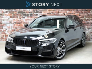 BMW 5 Serie Touring 520i High Executive M Sport Pakket Automaat / Live Cockpit Professional / Driving Assistant / Head-Up Display / Comfortstoelen / Achteruitrijcamera /  19 Inch / Exklusivleder 'Nappa' / DAB / Stoelverwarming / Hifi / Extra Getint Glas / Ambiance Verlichting
