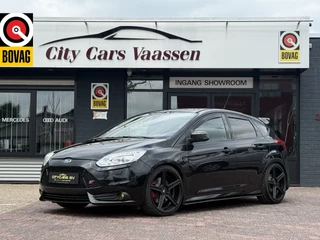 Ford Focus 2.0 EcoBoost ST-3 300 pk apple carplay camera recaro stoelen maxton spoiler pakket climate ctr cruise ctr lmv 19 inch