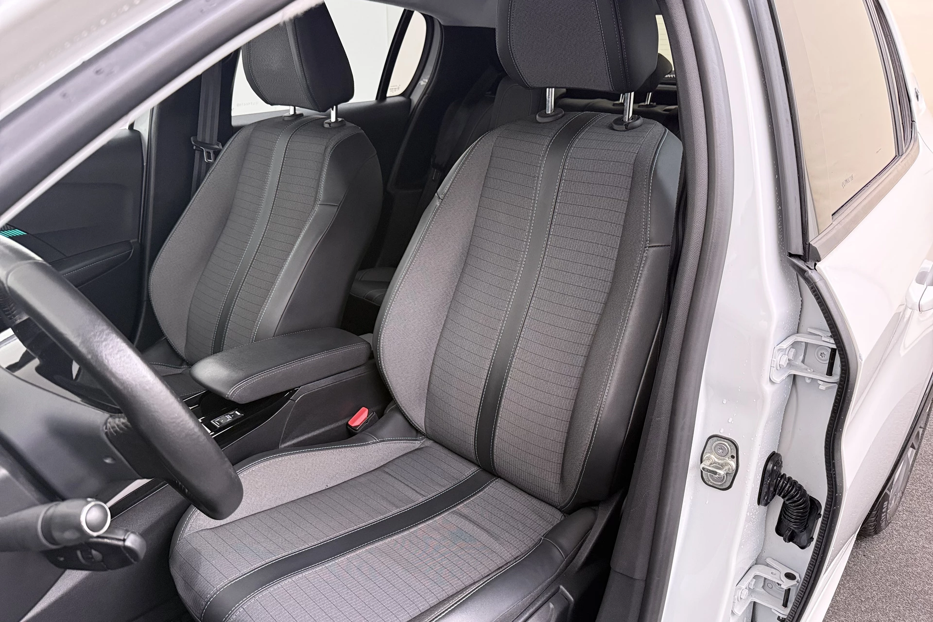 Hoofdafbeelding Peugeot e-208