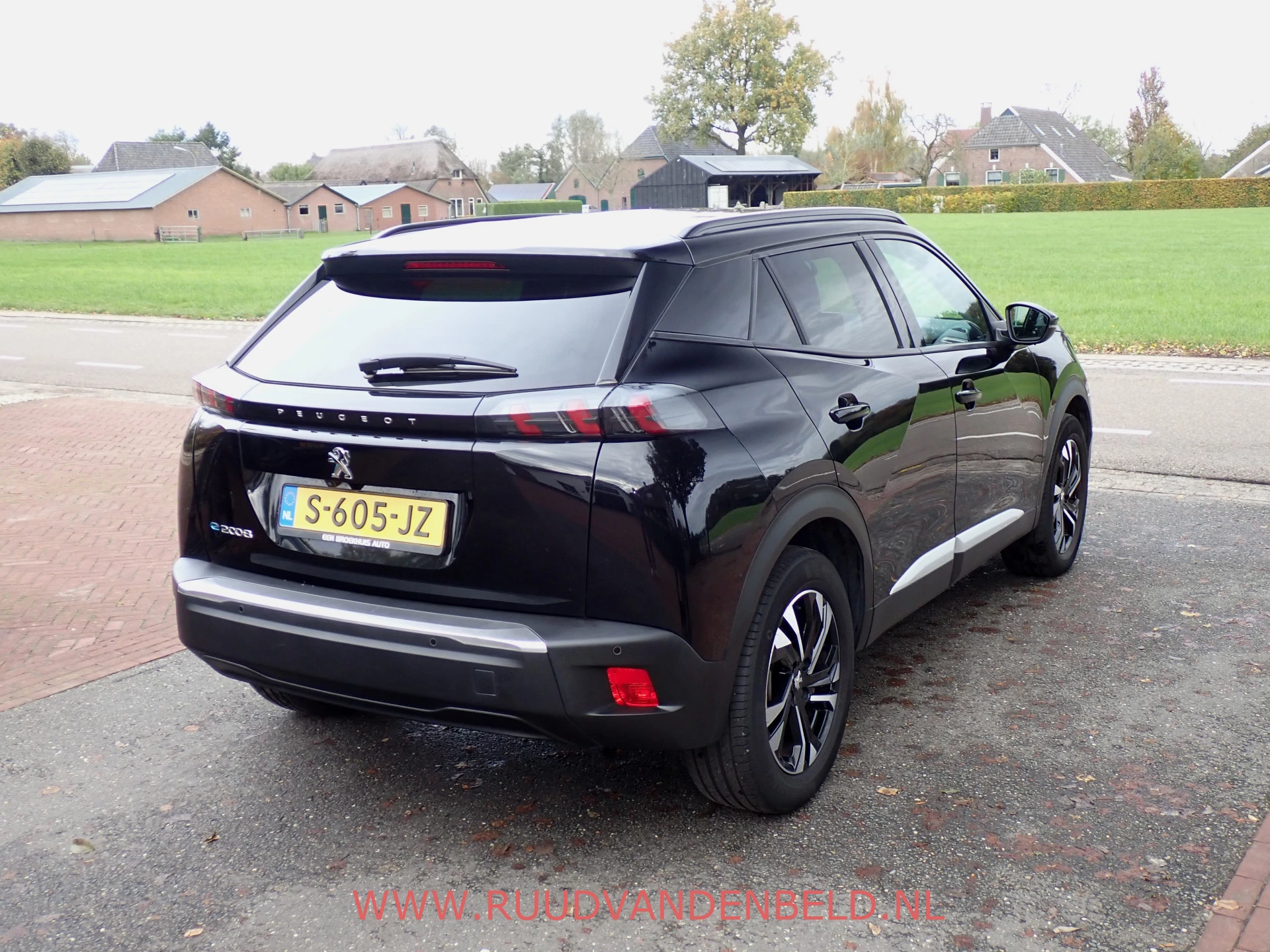 Hoofdafbeelding Peugeot e-2008