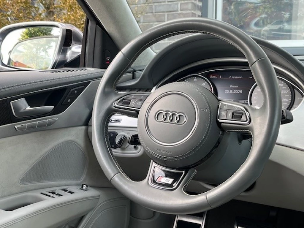 Hoofdafbeelding Audi S8