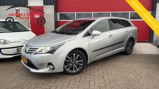 Hoofdafbeelding Toyota Avensis Toyota Avensis Wagon 2.0 D-4D Dynamic Business 1STE EIG / TREKHAAK / CAMERA / LEDER-ALCANTARA / STOELVERW / KEYLESS / NAVI / CLIMA / NL-AUTO