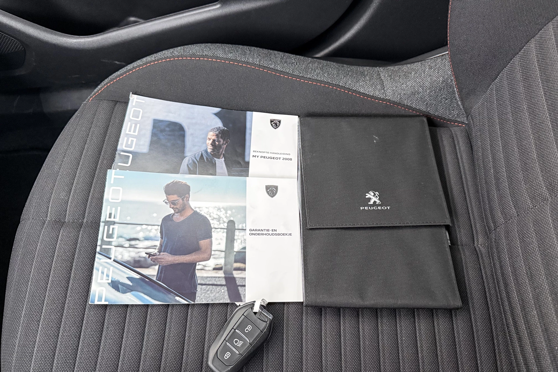 Hoofdafbeelding Peugeot e-2008