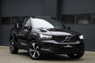 Volvo XC40 1.5 T5 262PK Recharge |R-DESIGN| Panodak Trekhaak AdaptiveCruise Camera Sportstoelen Stoel/stuur verwarm. Sfeerverlichting AppleCarplay 19'Inch Uitstraling! BJ2021