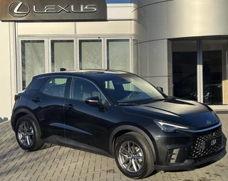 Hoofdafbeelding Lexus LBX Lexus LBX 2WD STOELVERW STUURVERW PARK-SENSOR BLIND-SPOT CARPLAY LENDESTEUN