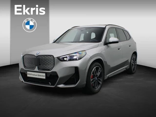 BMW iX1 eDrive20 67 kWh M Sportpakket Pro | Premium Pack | Comfort Pack | Travel Pack | Stuurwielrand Verwarmd | Trekhaak  | Panoramadak | Driving Assistant Plus | DAB | Harman Kardon | 19''