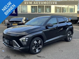 Hyundai Kona 1.6 GDI HEV Comfort Smart VAN €30.900,- NU VOOR SLECHTS €26.877,- Uw LENTEVOORDEEL €4.023,-| ELEK. ACHTERKLEP| STOEL + STUURVERWARMING| FABRIEKSGARANTIE HYUNDAI T/M 01-2029| DODE HOEK SENSOR| 360 CAMERA| ADAPTIVE CRUISE CONTROL|