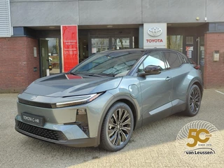 Toyota C-HR+ EXECUTIVE AWD 77KWH NIEUW DIRECT LEVERBAAR! PANODAK JBL-AUDIO 20'' LM-VELGEN STOEL/STUURVERW 360° CAMERA LEER EL-STOEL BLIND SPOT NAVI