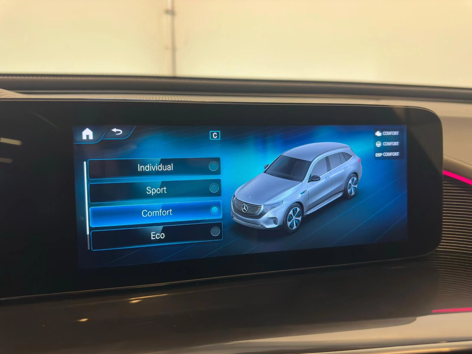 Hoofdafbeelding Mercedes-Benz EQC