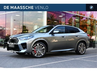 BMW iX2 eDrive20 High Executive M Sport / Panoramadak / Trekhaak / Sportstoelen / M Adaptief onderstel / Adaptieve LED / Parking Assistant Plus / Head-Up / Stuurverwarming