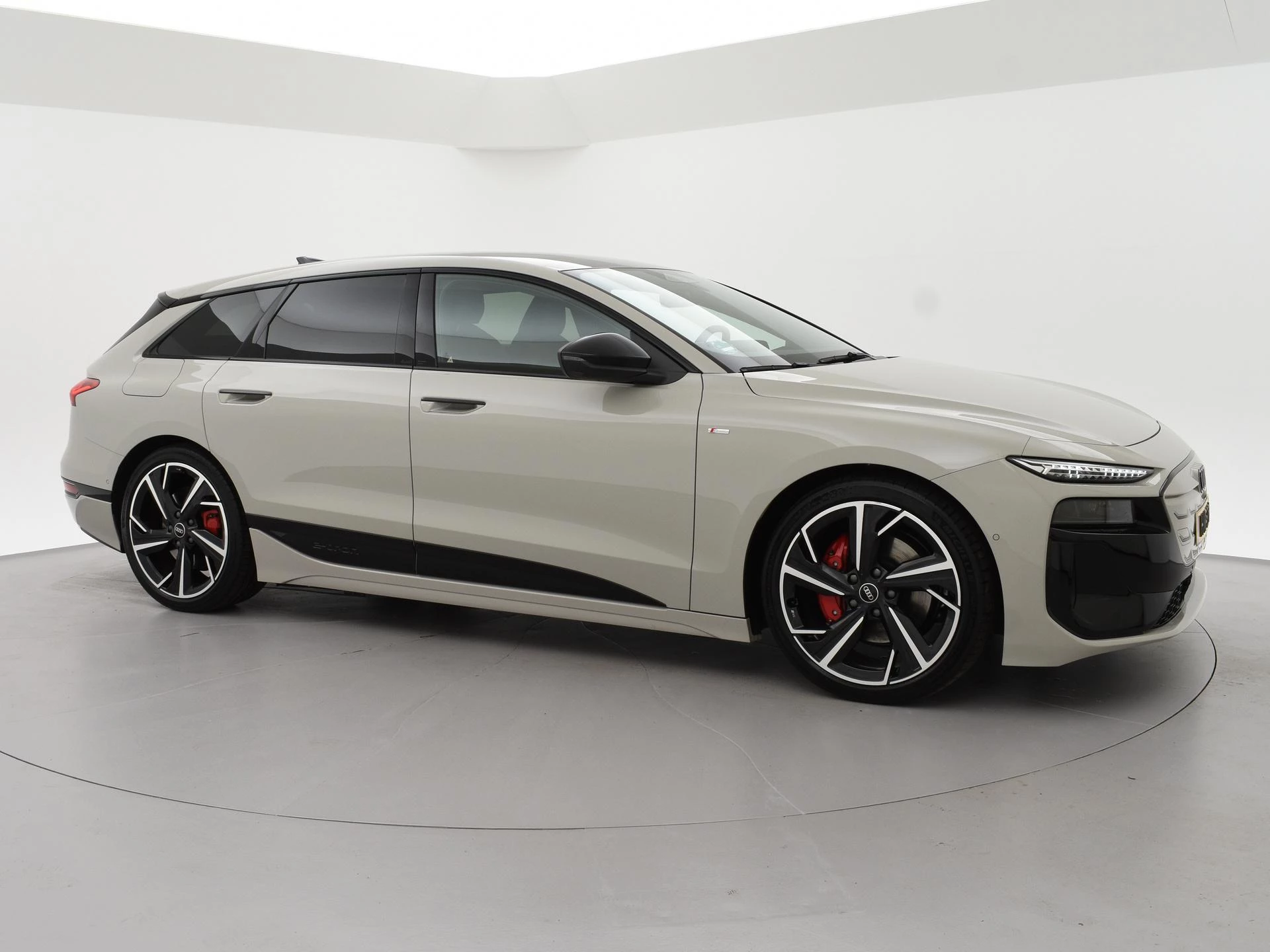 Hoofdafbeelding Audi A6 Avant e-tron