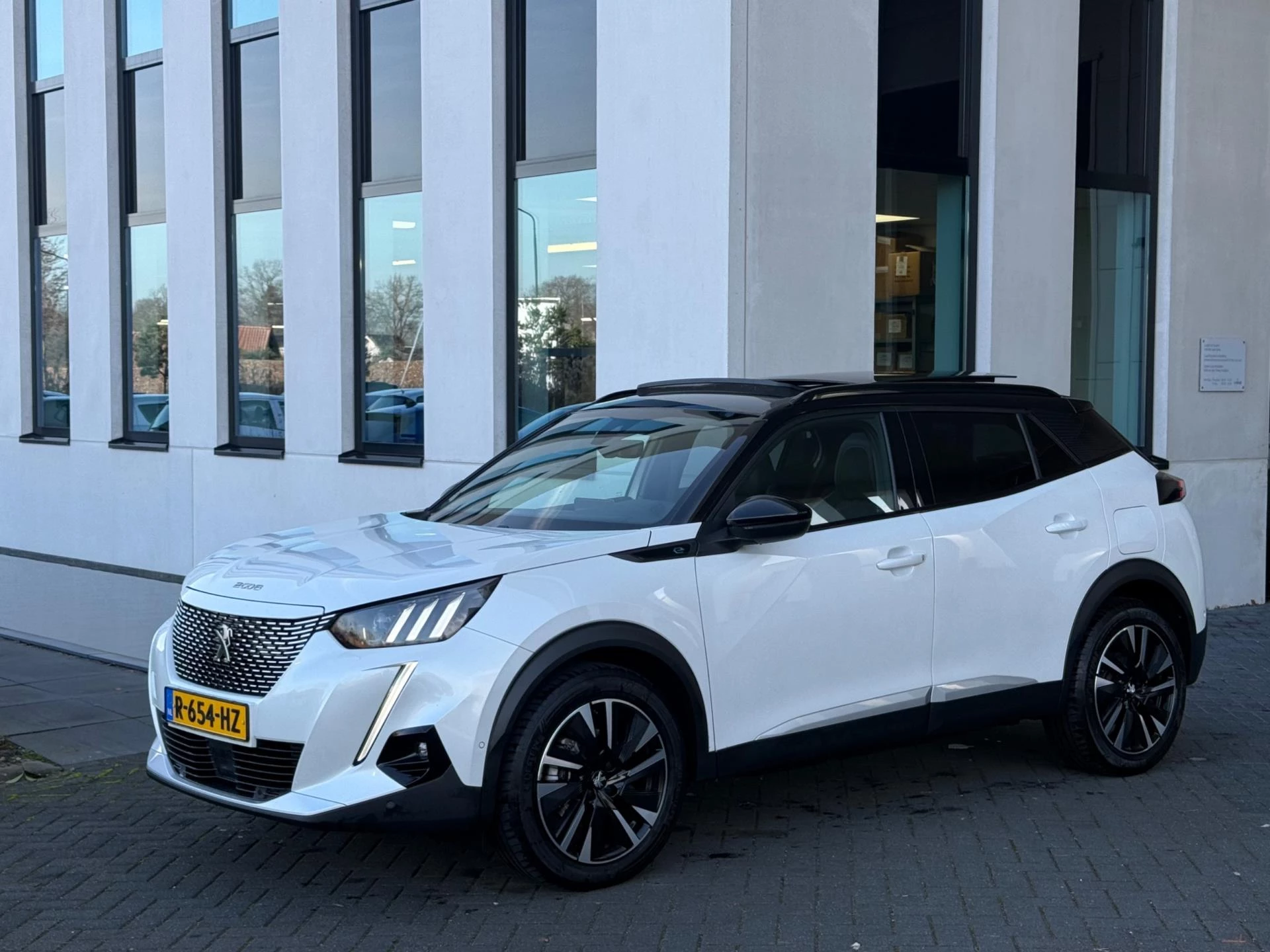 Hoofdafbeelding Peugeot e-2008