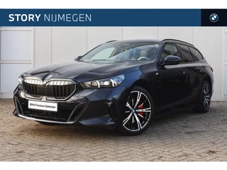 BMW 5 Serie Touring 550e xDrive M Sport Automaat / Panoramadak / Trekhaak / Parking Assistant Professional / Stoelventilatie / Adaptieve LED / Comfort Access / Stuurverwarming