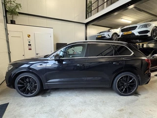 Volkswagen Touareg 3.0 TDI 286PK R-Line Grijs Kenteken Pano 22'' ABT ACC Matrix Virtual Dynaudio CarPlay Standkachel Memory 360 camera Trekhaak Luchtvering
