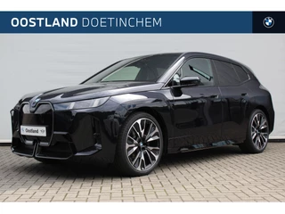 BMW iX xDrive45 M Sport / Panoramadak Sky Lounge / Trekhaak / Bowers & Wilkins / M Multifunctionele Stoelen / Parking Assistant Professional / Soft-Close / Active Steering