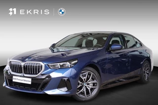BMW 5 Serie Sedan 550e xDrive | M Sport | Glazen Panoramadak | Harman/Kardon | Stoelverwarming | Camera | Parkeersensoren voor en achter | Adaptive LED