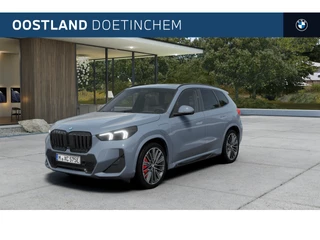 Hoofdafbeelding BMW X1 BMW X1 xDrive25e M Sport Automaat / Panoramadak / Trekhaak / Sportstoelen / M Adaptief onderstel / Comfort Access / Adaptieve LED / Parking Assistant Plus / Stuurverwarming