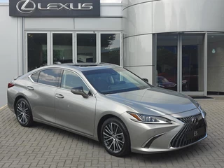 Hoofdafbeelding Lexus ES Lexus ES 300h Business Line NWE MODEL BLIND SPOT STUURVERW STOELVERW SCHUIF/KANTELDAK PARK-SENSOREN APPLE CARPLAY/ ANDROID AUTO