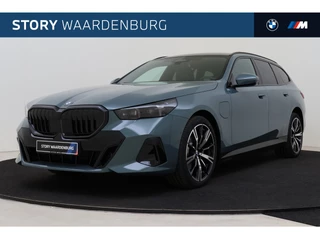 Hoofdafbeelding BMW 5 Serie BMW 5 Serie Touring 530e M Sport Automaat / Panoramadak / Trekhaak / Achteruitrijcamera / Comfort Access / Adaptieve LED / Stoelventilatie / Stuurverwarming