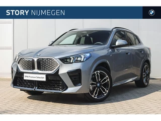 Hoofdafbeelding BMW iX2 BMW iX2 eDrive20 M Sport / Trekhaak / Sportstoelen / Achteruitrijcamera / M Adaptief onderstel / Comfort Access / Adaptieve LED / Stoelverwarming
