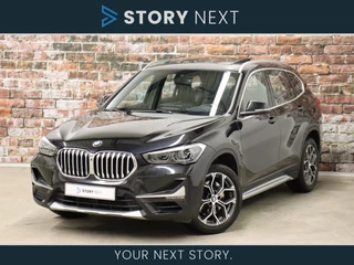 Hoofdafbeelding BMW X1 BMW X1 sDrive20i High Executive xLine Automaat / Navigatiesysteem Plus / Panoramadak / Trekhaak / Head-Up Display / Leder / Hifi / Stoelverwarming / 18 Inch / LED / Sportstoelen / Achteruitrijcamera / DAB / Parkeersensoren voor+achter