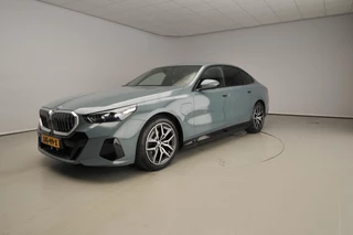 BMW 5 Serie Sedan 530e | M-Sportpakket | LED | Navigatie | Active Cruise | Sportstoelen | Elektrische zetels | DAB | Alu 19 inch