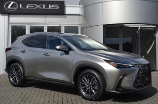 Hoofdafbeelding Lexus NX Lexus NX 450h+ AWD Business Line NIEUW DIRECT LEVERBAAR TREKHAAK 1500KG TREKGEWICHT MEMORY-SEAT STOELVENTI